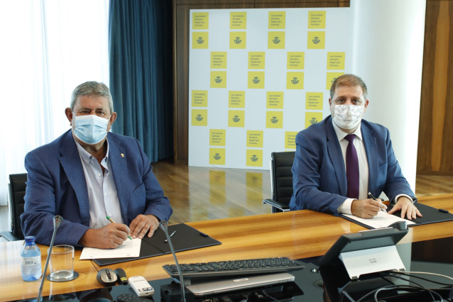 El secretario general de UPA, Lorenzo Ramos, y el presidente de Correos, Juan Manuel Serrano, firman el acuerdo entre UPA y Correos