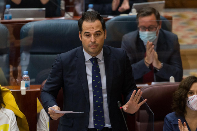 El vicepresidente de la Comunidad de Madrid, Ignacio Aguado, interviene durante una sesión plenaria en la Asamblea de Madrid (España), a 8 de octubre de 2020. Este pleno está marcado, entre otras cuestiones, por el debate de la reprobación de la gestión d