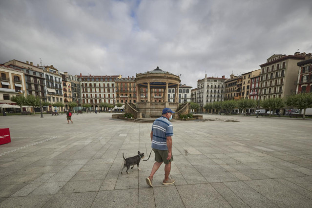 Un hombre con mascarilla en una céntrica calle de Pamplona, Navarra (España) a 17 de julio de 2020. Este viernes a las 00.00 horas ha entrado en vigor la orden foral que obliga a los ciudadanos mayores de 12 años a usar mascarilla en Navarra aunque se cum