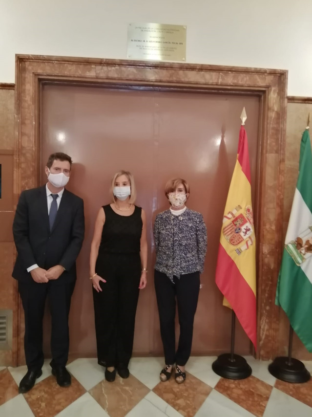 La fiscal superior de Andalucía, Ana Tárrago (centro), junto a la viuda del fiscal asesinado por ETA Luis Portero, Rosario de la Torre, y el hijo de ambos, Luis Portero de la Torre.