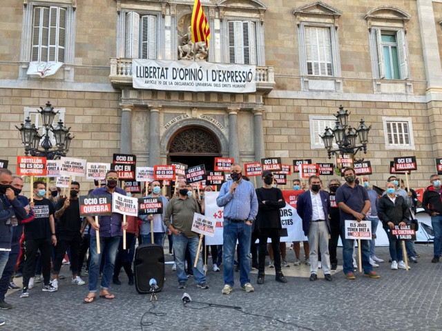 Representantes del sector del ocio nocturno este jueves ante el Palau de la Generalitat.