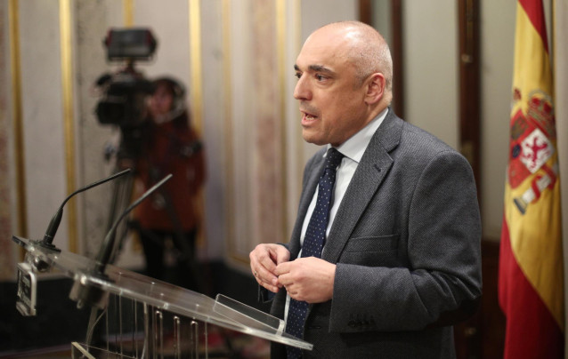 El diputado del PSOE Rafael Simancas, en rueda de prensa tras finalizar la sesión de constitución de las Cortes para la XIV Legislatura en el Congreso de los Diputados, Madrid (España), a 3 de diciembre de 2019.