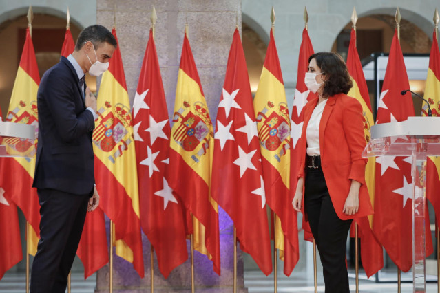 El presidente del Ejecutivo, Pedro Sánchez y la presidenta de la Comunidad de Madrid, Isabel Díaz Ayuso, se despiden después de ofrecer una rueda de prensa