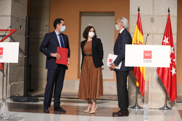 Ignacio Aguado e IIsabel Díaz Ayuso con el consejero de Sanidad, Enrique Ruiz Escudero