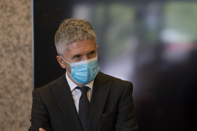 El ministro del Interior, Fernando Grande-Marlaska, durante la presentación de la nueva señalización viaria con la que se alertará e identificarán los 100 tramos de mayor riesgo para motoristas en carretera convencional, en la Dirección General de Tráfico