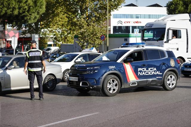 Un agente de la Policía Nacional durante un control durante la pandemia de COVID