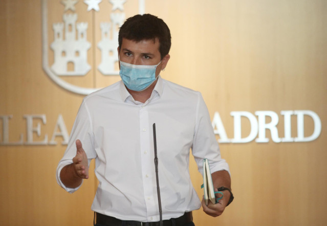 El portavoz de MásMadrid en la Asamblea de la Comunidad de Madrid, Pablo Gómez Perpinyà, ofrece una rueda de prensa tras la primera jornada del debate del Estado de la Región, en Madrid (España), a 14 de septiembre de 2020. Se trata del primer Debate del