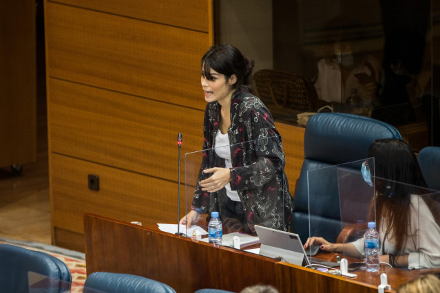 La portavoz de Unidas Podemos en la Asamblea de Madrid, Isa Serra, interviene en una sesión plenaria en la Asamblea de Madrid (España), a 8 de octubre de 2020. Este pleno está marcado, entre otras cuestiones, por el debate de la reprobación de la gestión