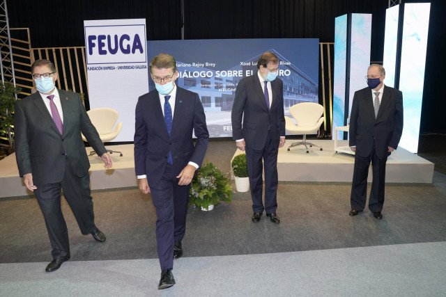 (I-D) El presidente de la Fundación Empresa Universidad Gallega (FEUGA), Julio Abalde; el presidente de la Xunta de Galicia, Alberto Nuñez Feijoó; el expresidente del Gobierno, Mariano Rajoy; y el politólogo, columnista y ex vicepresidente de la Xunta, Xo