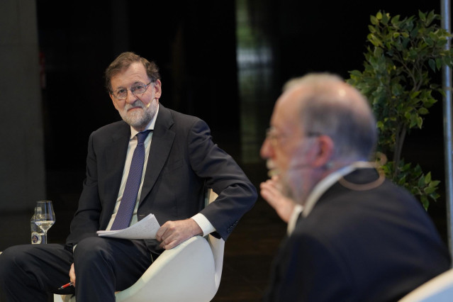 El expresidente del Gobierno, Mariano Rajoy (i); y el politólogo, columnista y ex vicepresidente de la Xunta, Xosé Luís Barreiro Rivas, durante el debate 