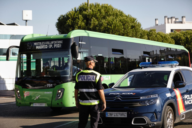 Un agente de la Policía Nacional durante un control policial por las medidas para evitar el COVID-19