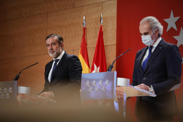 El consejero de Justicia, Interior y Víctimas, Enrique López (i), y el consejero de Sanidad, Enrique Ruiz Escudero.