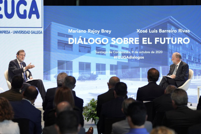 El expresidente del Gobierno, Mariano Rajoy (i); y el politólogo, columnista y ex vicepresidente de la Xunta, Xosé Luís Barreiro Rivas, durante el 