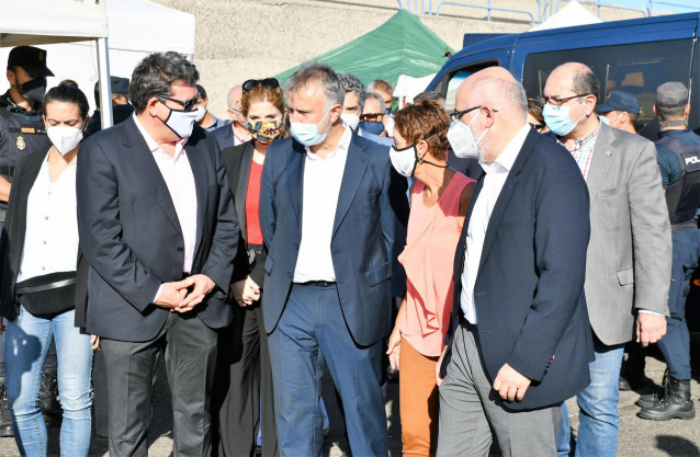 El ministro de Inclusión, Seguridad Social y Migraciones, José Luis Escrivá, en su visita al Muelle de Arguineguín