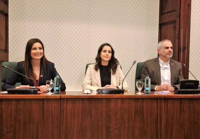 La presidenta de Ciudadanos, Inés Arrimadas, junto al líder del partido en el Parlament de Cataluña, Carlos Carrizosa, y a la portavoz del grupo parlamentario, Lorena Roldán, en un acto en la Cámara autonómica.