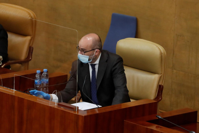 El presidente de la Cámara Regional, Juan Trinidad, durante el pleno celebrado este jueves en la Asamblea de Madrid, en una sesión marcada por la petición de la Comunidad de Madrid de avanzar a la fase 1 de la desescalada, en Madrid (España), a 21 de mayo