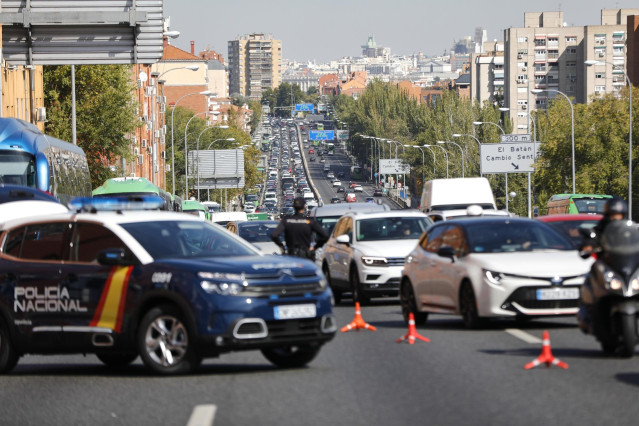 Agentes de Policía Nacional durante un control en la carretera A-5, en Madrid (España), a 9 de octubre de 2020.