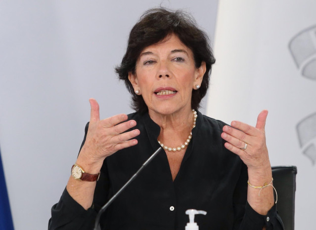 La ministra de Educación y Formación Profesional, Isabel Celaá, interviene en la rueda de prensa posterior a la reunión interministerial conjunta de Educación y Sanidad donde ha analizado el inicio del curso escolar con el ministro de Sanidad, Salvador Il