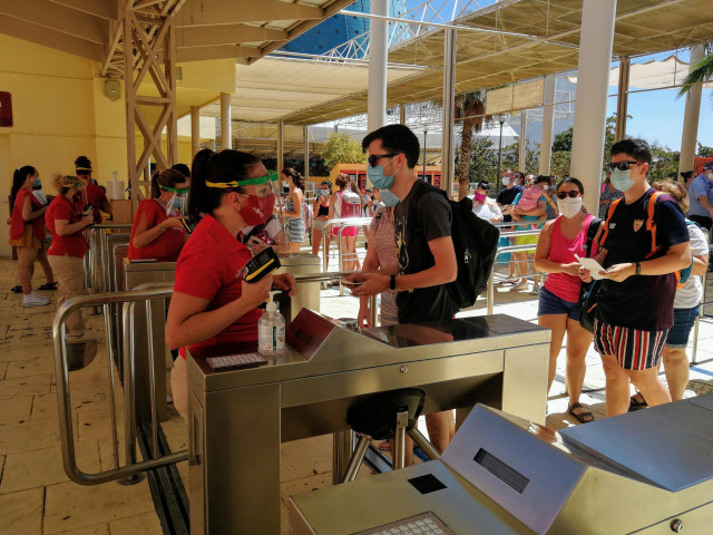 Visitantes acceden al parque temático y de ocio Isla Mágica
