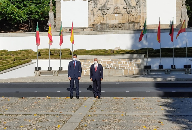 El presidente del Gobierno, Pedro Sánchez, con el primer ministro portugués, Antonio Costa, en la XXXI Cumbre Hispano-Lusa