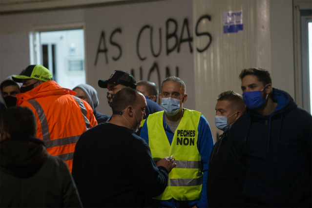Empleados de Alcoa durante la manifestación convocada frente a la fábrica contra el ERE ejecutado de 524 trabajadores, en San Cibrao, A Mariña, Lugo, Galicia (España), a 9 de octubre de 2020. La concentración se debe al despido colectivo ejecutado por par