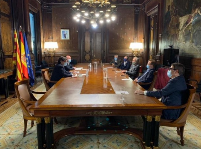 El ministro Salvador Illa en su encuentro con miembros de la comisión ejecutiva de la Fundació Ernest Lluch.