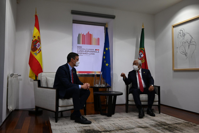 El presidente del Gobierno, Pedro Sánchez, y el primer ministro de Portugal, Antonio Costa, durante una reunión mantenida, en la Alameda de Santo André, Guarda, (Portugal), a 10 de octubre de 2020.