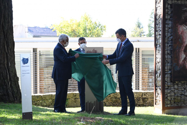 El presidente del Gobierno, Pedro Sánchez (d), y el primer ministro de Portugal, Antonio Costa (i), descubren la placa conmemorativa de la XXXI Cumbre Luso-Española, en Guarda, (Portugal), a 10 de octubre de 2020.