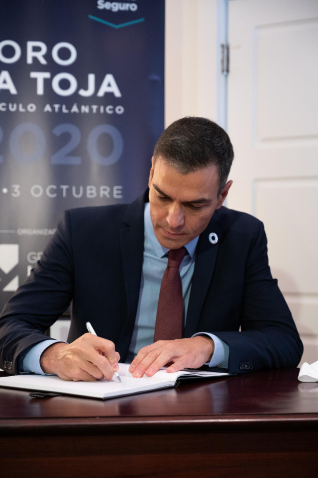 El presidente del Gobierno, Pedro Sánchez, durante la firma de un documento en el acto de clausura del II Foro La Toja-Vínculo Atlántico celebrado en la Isla de Toja, Pontevedra, Galicia, (España), a 3 de septiembre de 2020.