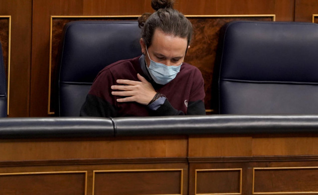 El vicepresidente segundo del Gobierno, Pablo Iglesias, sentado en su escaño del Congreso