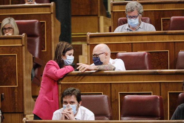 La portavoz del PSOE en el Congreso, Adriana Lastra, habla con el diputado de Unidas Podemos Txema Guijarro durante una sesión plenaria
