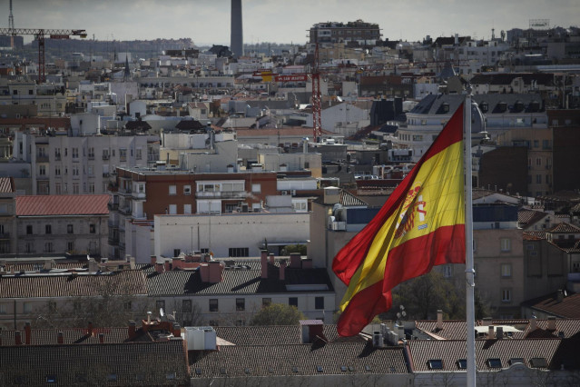 La bandera de España en una visual de los  tejados de Madird desde la Torre Colón.