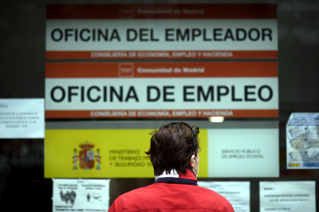Una persona pasa al lado de una Oficina de Empleo en Madrid (España).