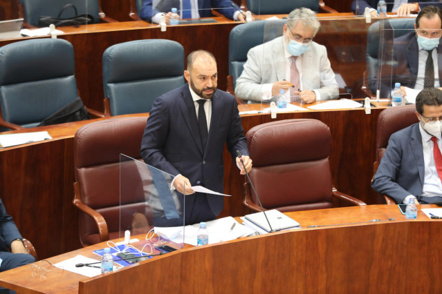 El Consejero de Economía, Empleo y Competitividad de la Comunidad de Madrid, Manuel Giménez, interviene durante una sesión plenaria en la Asamblea de Madrid, en Madrid (España) a 1 de octubre de 2020. El Gobierno regional aprueba en esta sesión la modific
