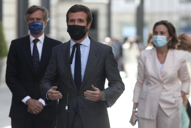 El líder del PP, Pablo Casado, responde a los medios en las inmediaciones del Congreso de los Diputados, en Madrid (España), a 10 de septiembre de 2020. La rueda tiene lugar después de que en la Cámara Baja se debatiese el acuerdo sobre la cesión al Gobie