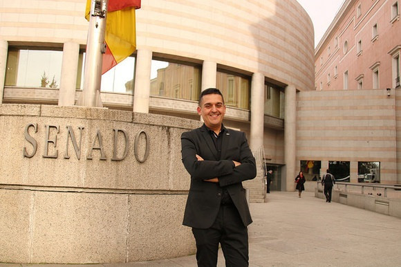 Carles Mulet posa frente al Senado
