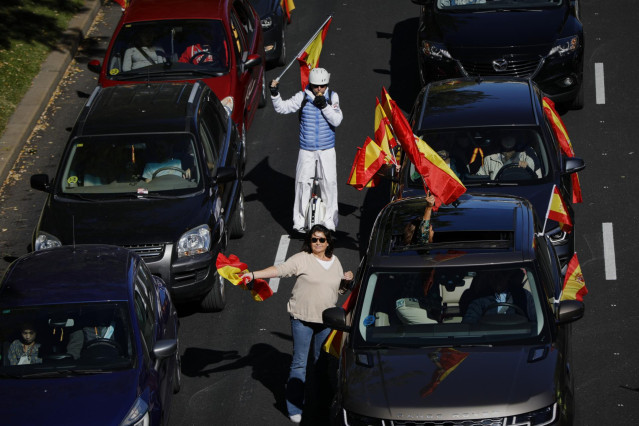 Varias personas participan con sus coches en la manifestación convocada por Vox con el lema ‘España a la calle' durante el Día de la Fiesta Nacional, en Madrid (España), a 12 de octubre de 2020. Según el partido, la concentración es contra la 
