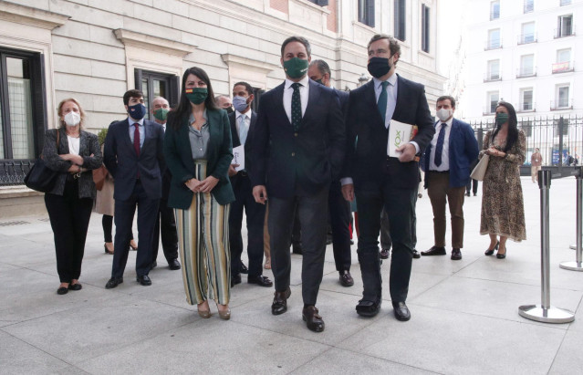 El presidente de Vox, Santiago Abascal, junto a los dirigentes de su partido en el Congreso