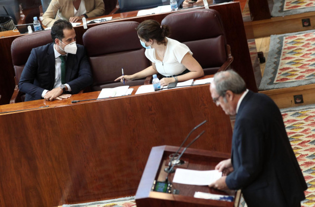 El vicepresidente y la presidenta de la Comunidad de Madrid, Ignacio Aguado e Isabel Díaz Ayuso, charlan durante la intervención del portavoz del PSOE en la Asamblea de Madrid, Ángel Gabilondo, durante la segunda jornada del Pleno del Debate del Estado de