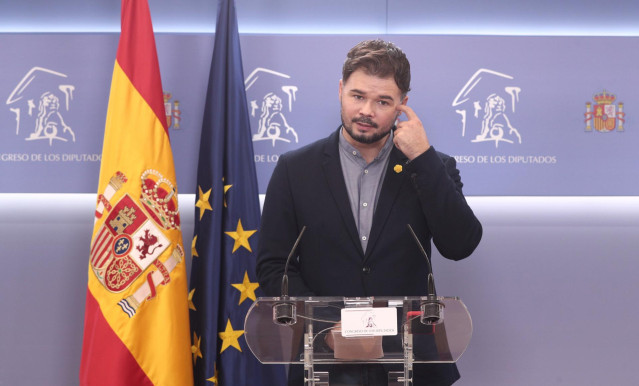 El portavoz parlamentario de ERC, Gabriel Rufián, interviene en la rueda de prensa.