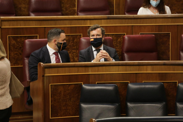 El presidente de Vox, Santiago Abascal), habla con  su portavoz en el Congreso, Iván Espinosa de los Monteros