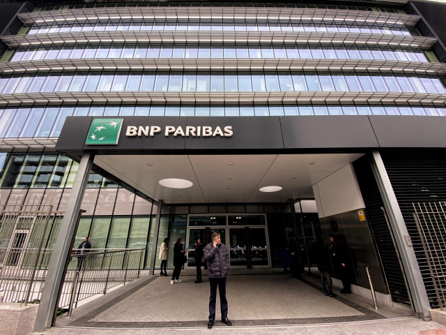 Varias personas en la entrada a la sede en Madrid del Banco BNP Paribas en la Calle Hermanos Bécquer nº 3, en Madrid (España) a 10 de febrero de 2020.