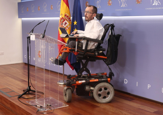 El portavoz parlamentario de Unidas Podemos, Pablo Echenique, interviene en la rueda de prensa celebrada con motivo de la junta de portavoces en el Congreso de los Diputados.