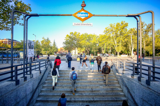 Varios jóvenes salen del Metro de Ciudad Universitaria durante el primer día laborable con restricciones de movilidad en toda la capital de Madrid (España), a 5 de octubre de 2020