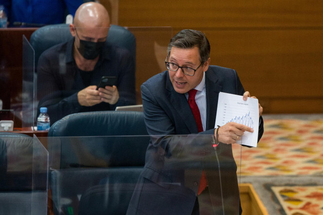 El diputado del Partido Popular, Alfonso Serrano Sánchez-Capuchino, interviene durante una sesión plenaria en la Asamblea de Madrid (España), a 8 de octubre de 2020. Este pleno está marcado, entre otras cuestiones, por el debate de la reprobación de la ge