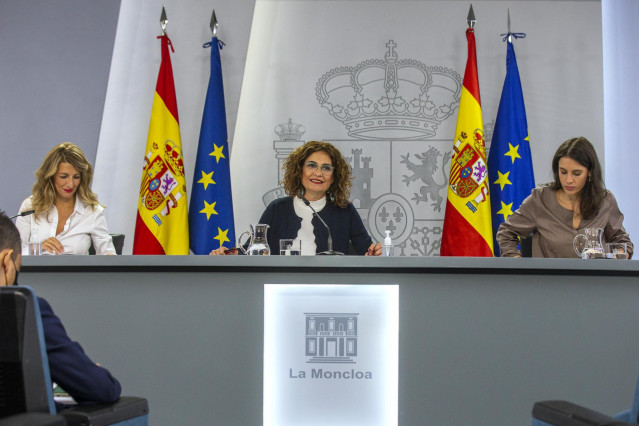 (I-D) La ministra de Trabajo, Yolanda Díaz; la ministra portavoz y de Hacienda, María Jesús Montero; y la ministra de Igualdad, Irene Montero, comparecen en rueda de prensa tras el Consejo de Ministros celebrado en Moncloa, Madrid (España), a 13 de octubr