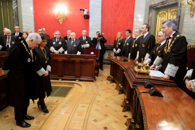 La nueva Fiscal General del Estado, Dolores Delgado (2i), junto con el magistrado Cándido Conde-Pumpido (i), durante el acto de su toma de posesión junto al presidente del Tribunal Supremo, Carlos Lesmes (d), en Madrid (España) a 26 de febrero de 2020.