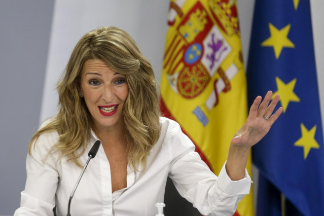 La ministra de Trabajo, Yolanda Díaz, comparece en rueda de prensa tras el Consejo de Ministros celebrado en Moncloa, Madrid (España), a 13 de octubre de 2020.