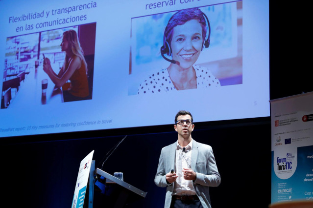 El responsable de tecnología del departamento de innovación turística de Eurecat, Jordi Borràs, interviene ante el Forum TourisTIC.