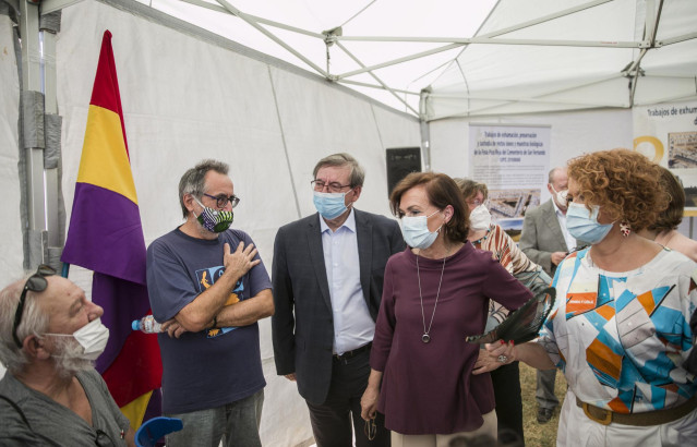 La vicepresidenta primera del Gobierno, ministra de la Presidencia, Relaciones con las Cortes y Memoria Democrática, Carmen Calvo (2d) durante la visita la exhumación de la fosa común de Pico Reja, en Sevilla.